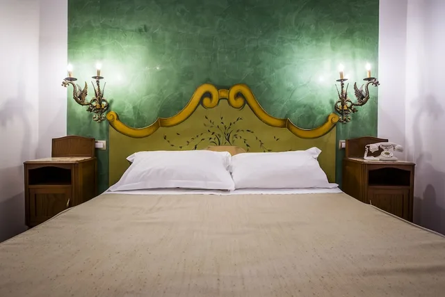غرفة أساسية بسرير كوين بإطلالة على المدينة بشرفة، B&B Porta Marina Ortigia 3/10
