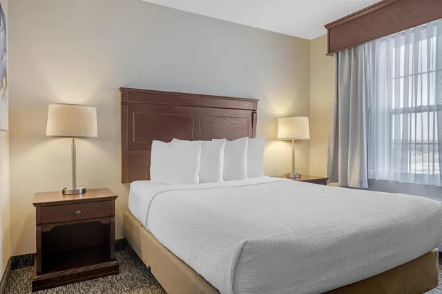 جناح بسرير كوين مع أريكة بمنطقة جلوس، Best Western Plus Grand-Sault Hotel & Suites 4/8