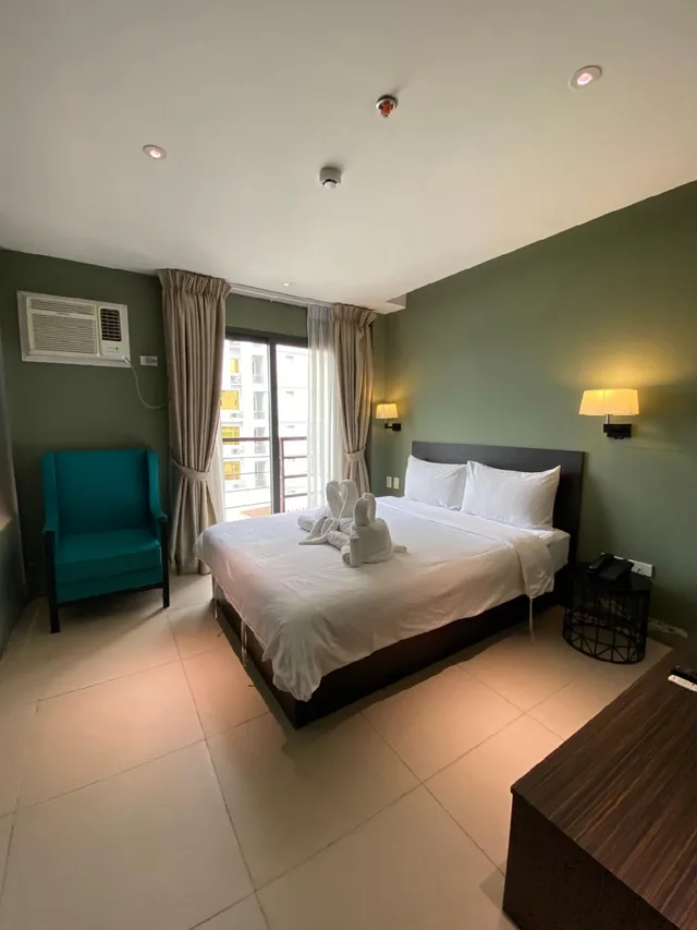 Premier, Queen Bed, Hot Tub, Valentino's Hotel 1/1
