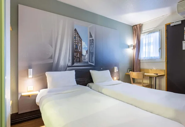 غرفة بسريرين منفصلين، B&B HOTEL Chartres Le Forum 1/4