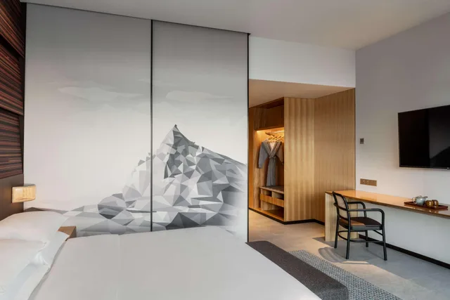 غرفة بسرير مزدوج بإطلالة على الجبل، Hyatt Centric Kota Kinabalu 3/4