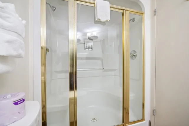 جناح رومانسي بسرير كينج، Guest House Inn And Suites 2/3