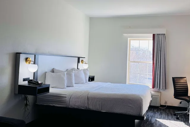 Standard, King Bed, Ramada by Wyndham Sparta/At Speedway 2/3