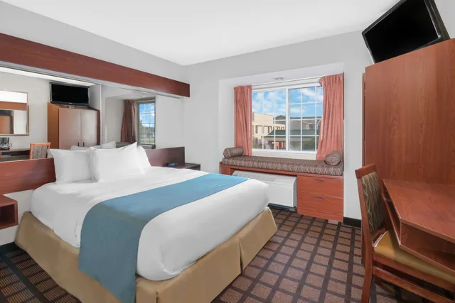 Standard, Queen Bed, Microtel Inn Suites by Wyndham Rapid City 3/6