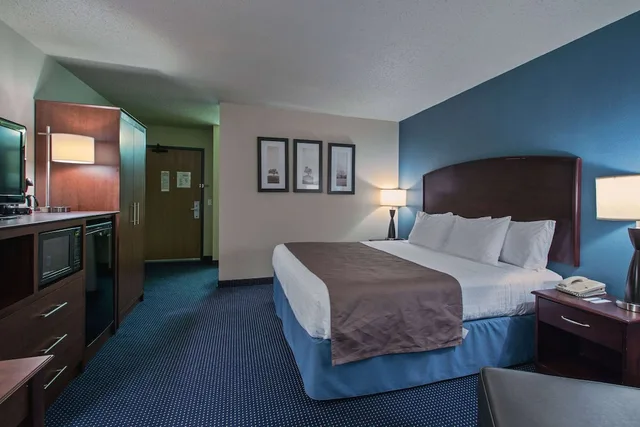 Room, King Bed, Accessible, AmericInn by Wyndham Fort Dodge 1/3
