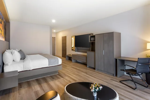 1 Bedroom, Suite, King Bed, Accessible, The Valor, Ascend Hotel Collection 3/3