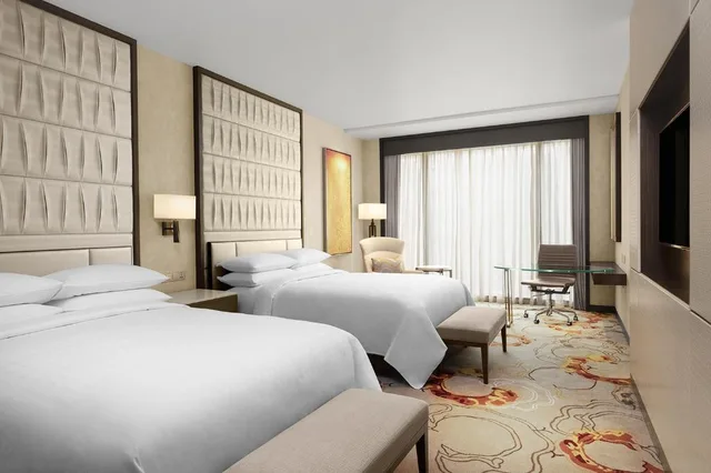 غرفة كبيرة بسريرين كوين بحوض جاكوزي، Sheraton Manila Hotel 1/4