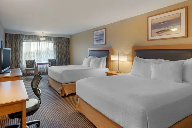 غرفة قياسية بسريرين كوين بإطلالة على الجبل يُسمح فيها بالحيوانات الأليفة، Best Western Plus Ocean View Resort 4/10