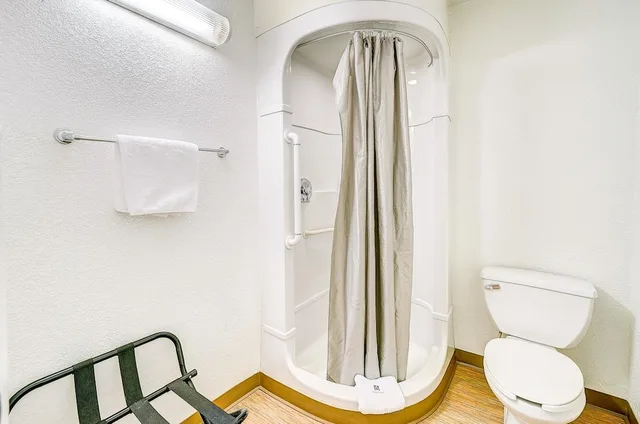 غرفة قياسية بسرير كوين، Motel6 Thornton, CO 5/5