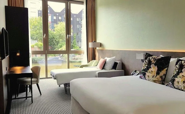 غرفة سوبيريور ثلاثية بسرير كوين بإطلالة على القناة، Monet Garden Hotel Amsterdam 3/3