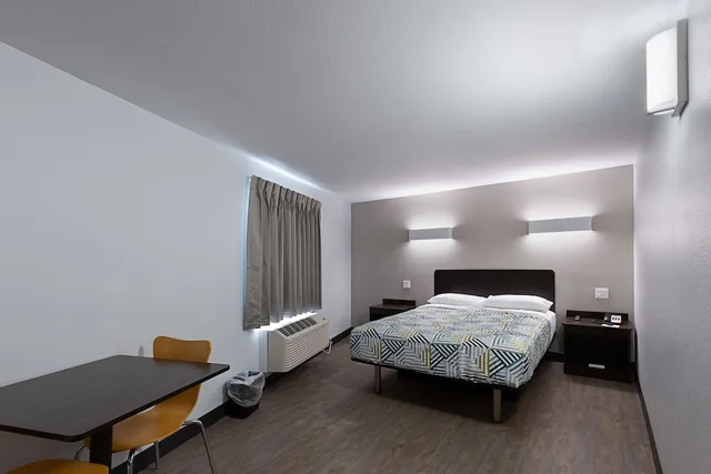 غرفة قياسية بسرير كوين، Motel6 Show Low, AZ 2/7