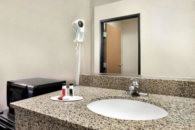 غرفة بسرير كينج لذوي الإعاقة، Travelodge by Wyndham Clinton Valley West Court 3/3