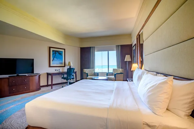 غرفة تنفيذية بسرير كينج بإطلالة على البحر، Danat Jebel Dhanna Resort 1/5