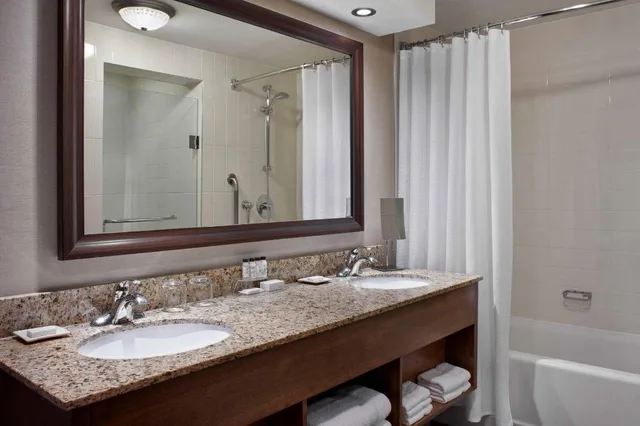 Ambassador, Suite, King Bed, Club Lounge Access، Delta Hotels Ottawa City Centre 2/3