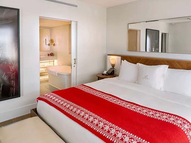 جناح بسرير كينج بإطلالة على البحر بغرفة نوم واحدة، Faena Hotel Miami Beach 1/5