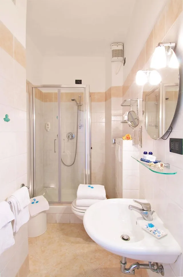غرفة ثلاثية بسرير مزدوج وسرير فردي، Hotel La Camogliese 7/7