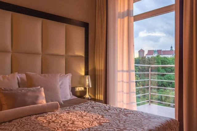 غرفة ديلوكس بسرير مزدوج أو سريرين منفصلين بإطلالة على الحديقة بشرفة، QUEEN BOUTIQUE HOTEL 1/4