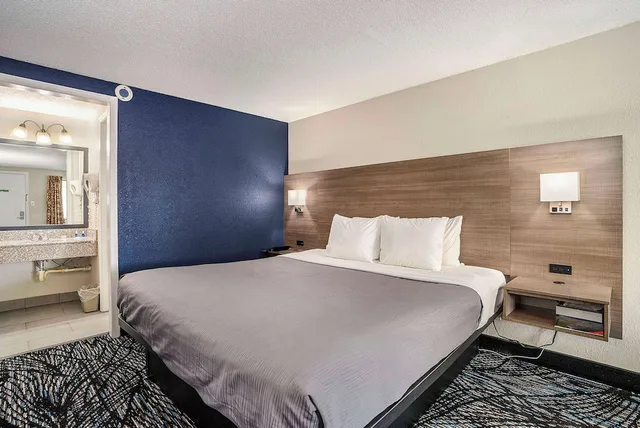 غرفة قياسية بسرير كينج، Rodeway Inn Grand Haven - Mi 3/7
