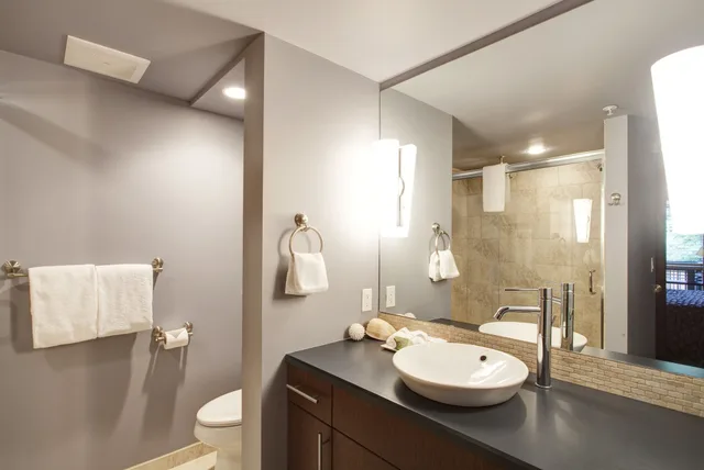 جناح بسريرين كوين بغرفتي نوم مع أريكة، Sunrise Ridge Waterfront Resort 9/10