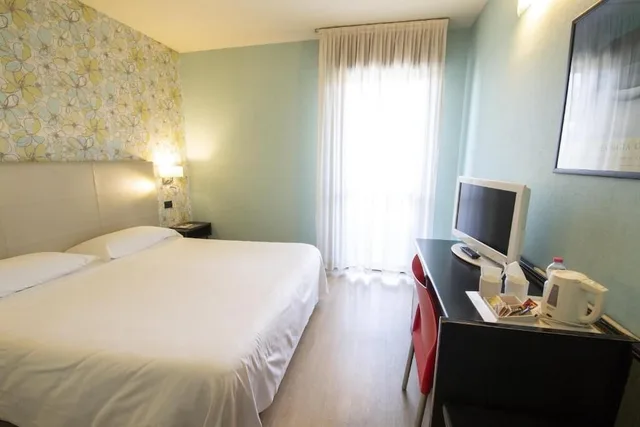 غرفة كومفورت بسرير مزدوج، HOTEL PARIGI 2 3/6