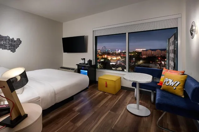 Savvy, Guest Room, King Bed, Large، Aloft Orlando International Drive 2/7