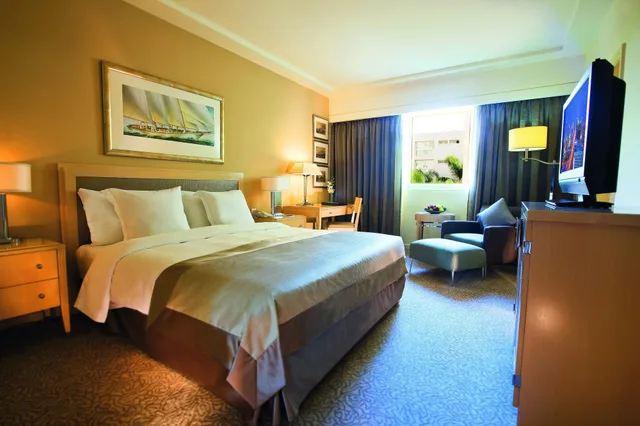 Executive, King Bed, Movenpick Hotel Beirut 4/10