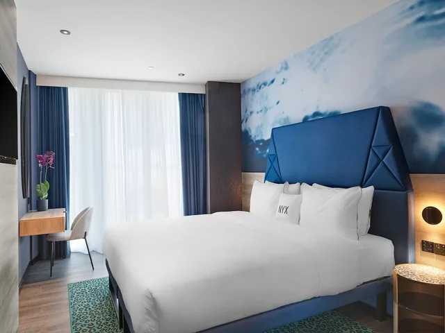 Down to Earth, Superior, Queen Bed، NYX Hotel Limassol 3/6