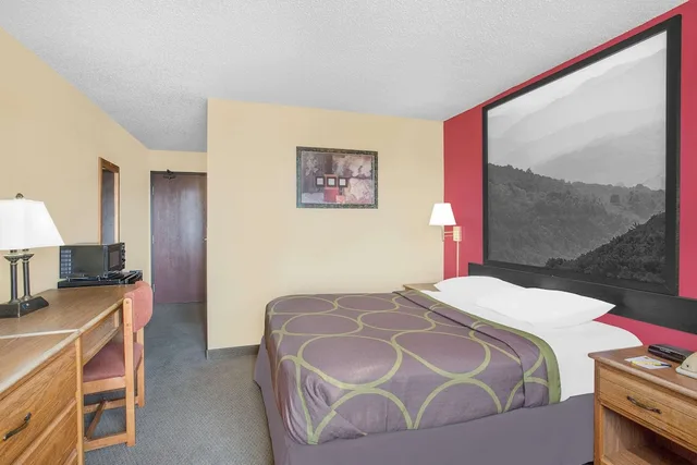 Room, Queen Bed, Super 8 by Wyndham Roanoke VA 5/6