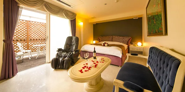 غرفة بسرير كوين، V Hotel - Adults Only 1/1