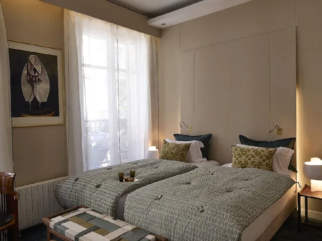 غرفة ديلوكس بسريرين منفصلين بشرفة، HOTEL BEAUSEJOUR RANELAGH 2/5
