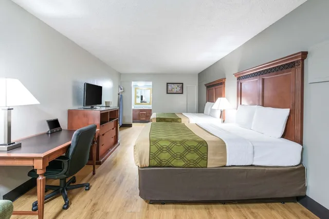 Room, Single, 2 Queen Beds, Sofa، Rodeway Inn St. Joseph MI 1/6