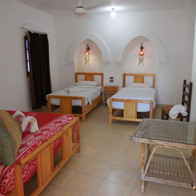 غرفة ثلاثية، Hotel Sheherazade 2/4