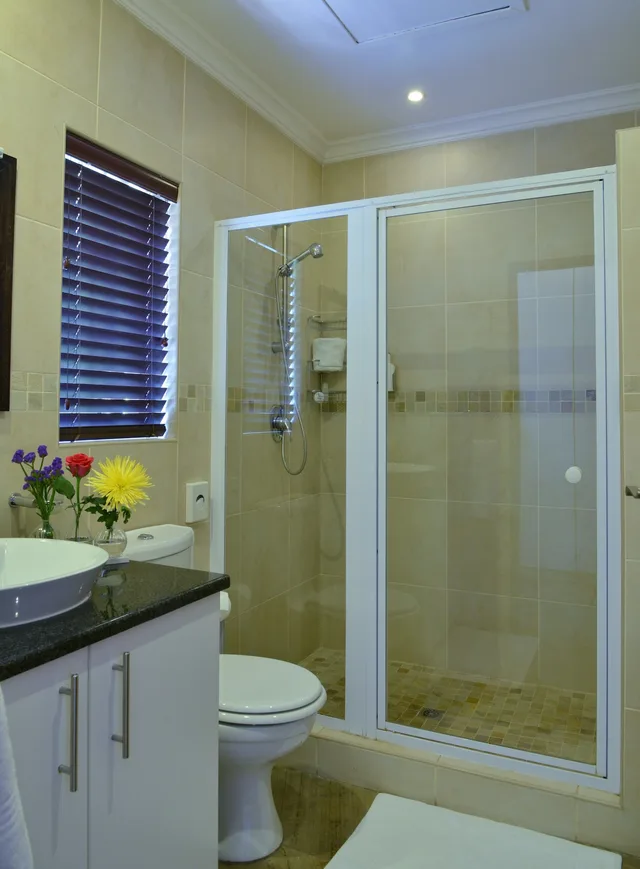 غرفة فاخرة بسريرين منفصلين بحمام خاص في الطابق الأرضي، Rivonia Bed And Breakfast Garden Estate 10/10