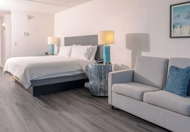 غرفة قياسية بسرير كينج بإطلالة على المسبح، Holiday Inn Resort South Padre Island Beach Front 5/6