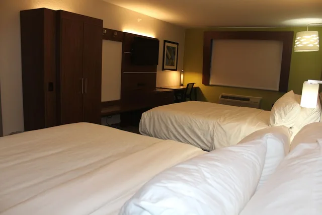 غرفة قياسية بسريرين كوين مع أريكة، Holiday Inn Express Hotel Suites Raton 2/10
