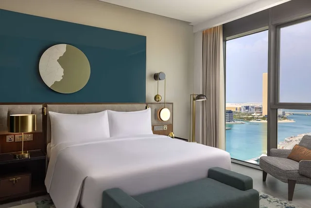 جناح بسرير كينج بإطلالة على البحر بشرفة بغرفتي نوم، Conrad Bahrain Financial Harbour 2/5