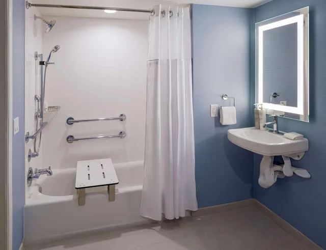 غرفة بسرير كينج مع أريكة بحوض استحمام لذوي الإعاقة، Hilton Garden Inn Dana Point Doheny Beach 5/5