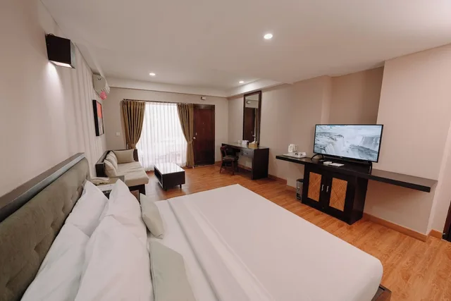 جناح جونيور، The Grand Santhi Hotel 3/10