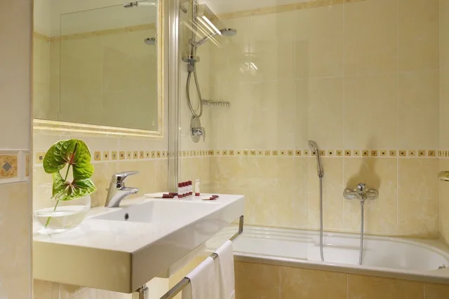 غرفة رباعية بسرير مزدوج وسريرين منفصلين، Clarion Collection Hotel Principessa Isabella 4/5