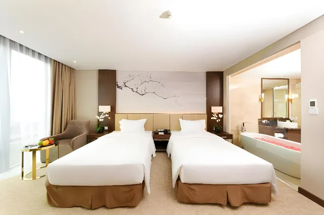 غرفة تنفيذية بسرير كوين وسريرين منفصلين، Grand Vista Hanoi 1/3