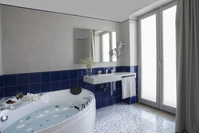 جناح جونيور بسرير مزدوج بإطلالة جزئية على البحر، Lloyd's Baia Hotel 8/8