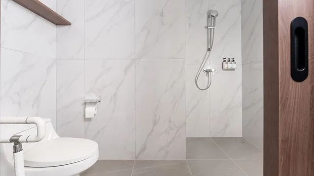 غرفة قياسية بسرير كينج لذوي الإعاقة، Holiday Inn Express Chengdu Pidu, an IHG Hotel 3/3