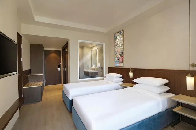 غرفة ديلوكس بإطلالة على المسبح بشرفة مفردة بسرير كوين، Fairfield by Marriott Goa Calangute Village 7/9