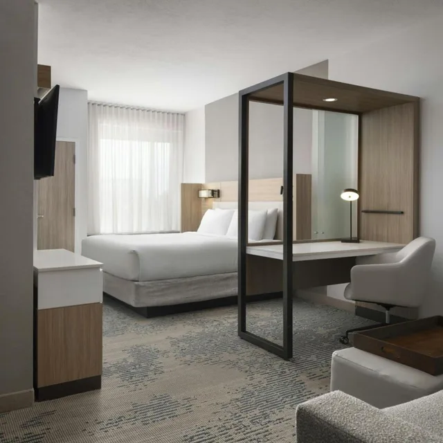 جناح بسرير كينج مع سرير سحّاب إضافي مع أريكة لذوي الإعاقة، Springhill Suites By Marriott Troy Dayton 1/4
