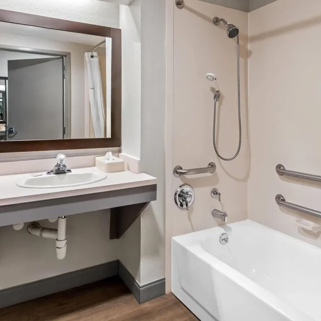 Room, King Bed, Bathtub, Accessible, Days Inn & Suites by Wyndham DeSoto 4/10