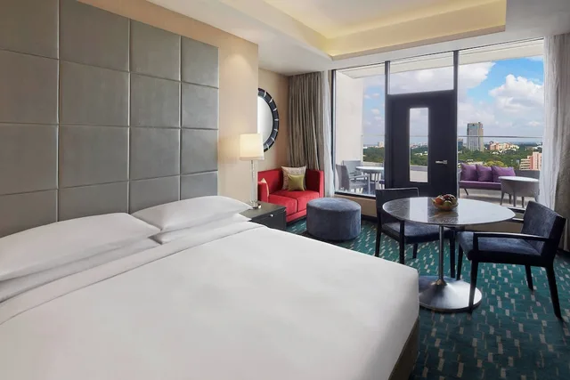 غرفة تنفيذية بسرير كينج بشرفة، Renaissance Bengaluru Race Course Hotel 1/10