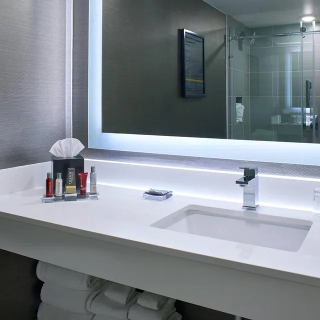 غرفة بسريرين كوين بإطلالة على البحيرة بشرفة، Marriott Indianapolis North 4/6