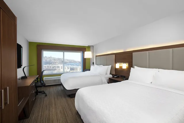 غرفة قياسية بسريرين كوين في الطابق الأرضي، Holiday Inn Express Charleston-Civic Center 1/4
