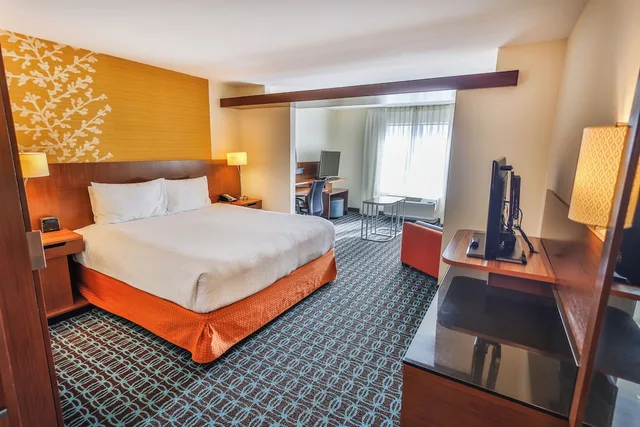 غرفة تنفيذية بسرير كينج بإطلالة جزئية على البحر، Fairfield Inn Suites Fort Walton Beach West Destin 2/5
