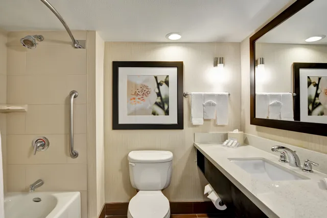 غرفة قياسية بسريرين مزدوجين، DoubleTree by Hilton Phoenix Midtown 4/8